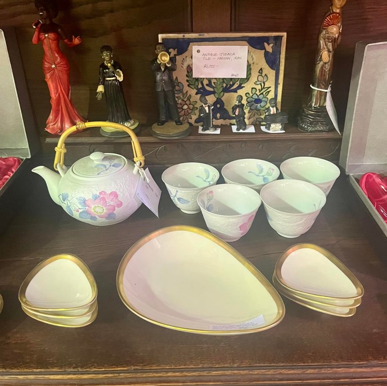 Alka Kunst Bavaria 7-piece pastry set with gilded edge, c1960: R1,000