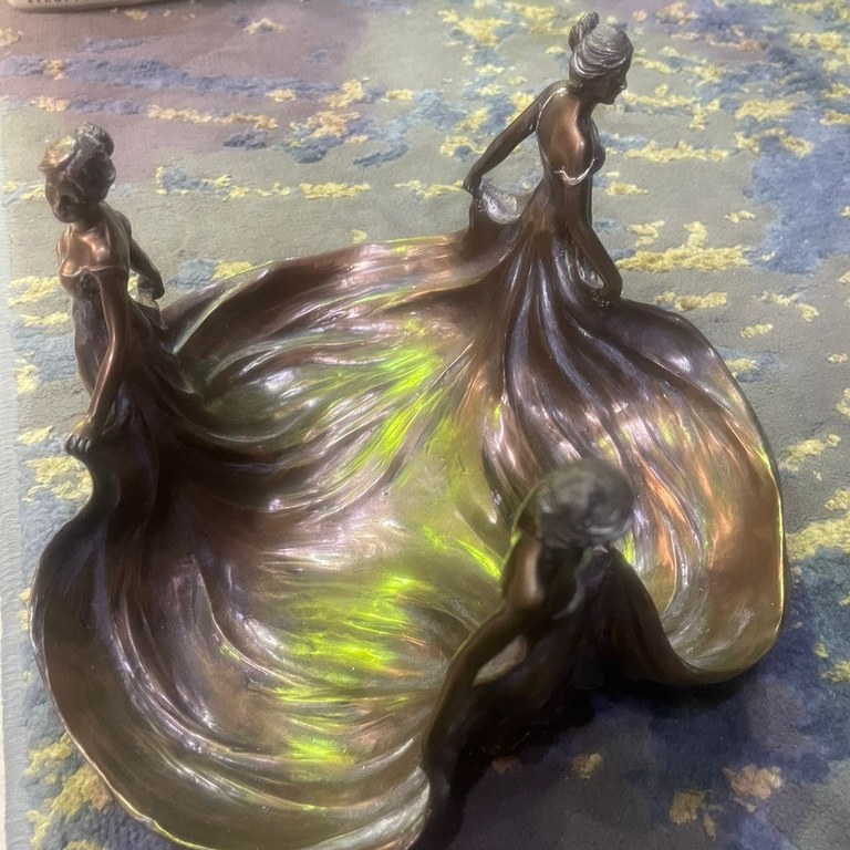 Decorative bowl featuring a sculpture of the Three Graces - R2,000