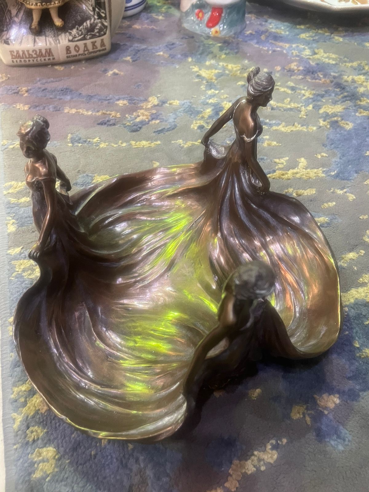 Decorative bowl featuring a sculpture of the Three Graces - R2,000