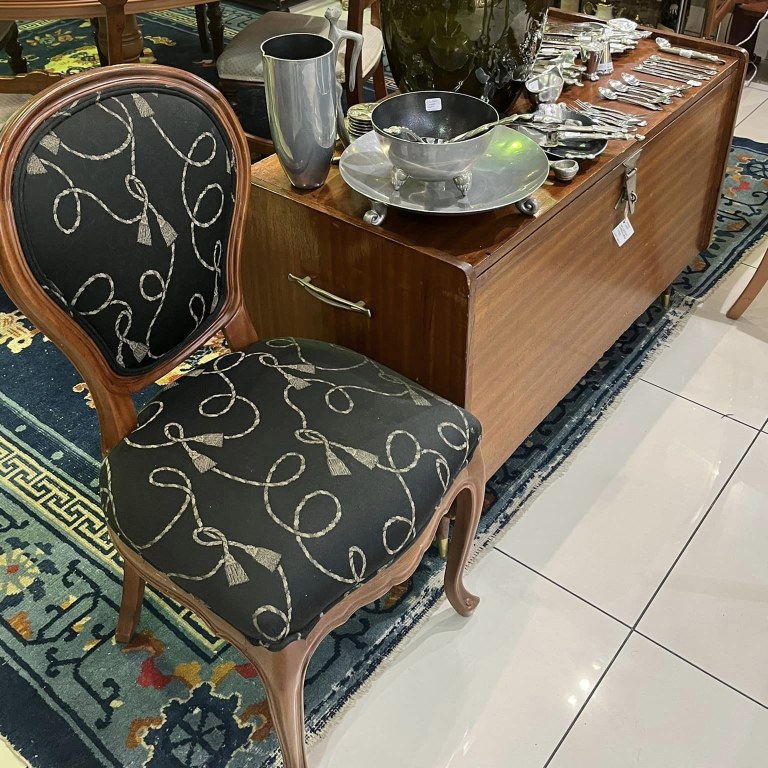 Beautiful buckle back chair: R2,500
