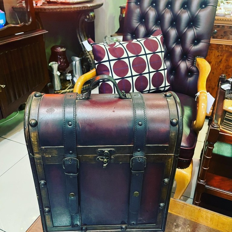 Leather and wood 3-bottle wine holder: R1,000