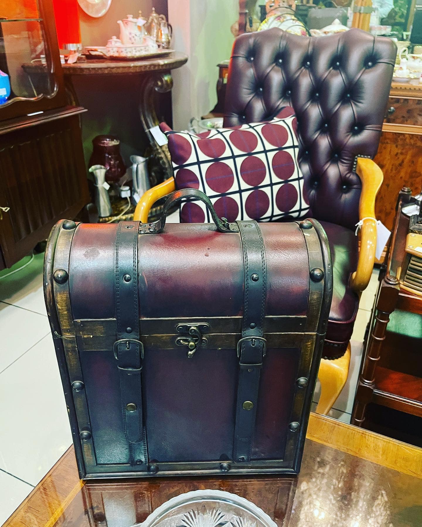 Leather and wood 3-bottle wine holder: R1,000