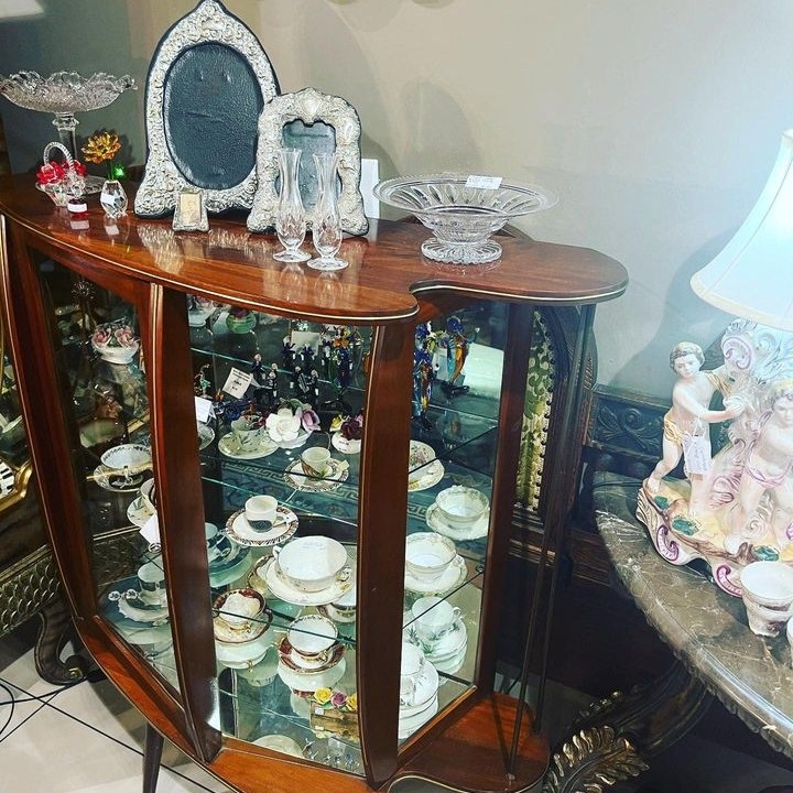 Retro display cabinet, c1960’s: R6,000