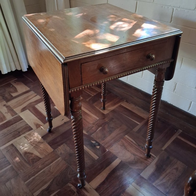 Side table with drop leaf sides & barley twist legs