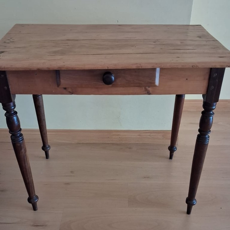 Cape stinkwood & yellow wood desk with one drawer, c1840
