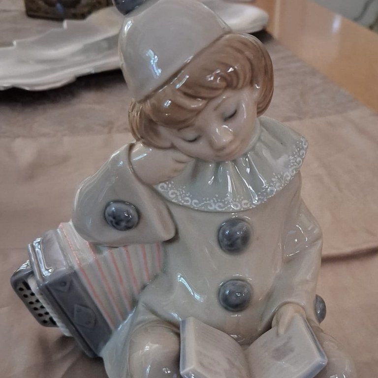 Lladro Girl with accordian reading a book: R2,500