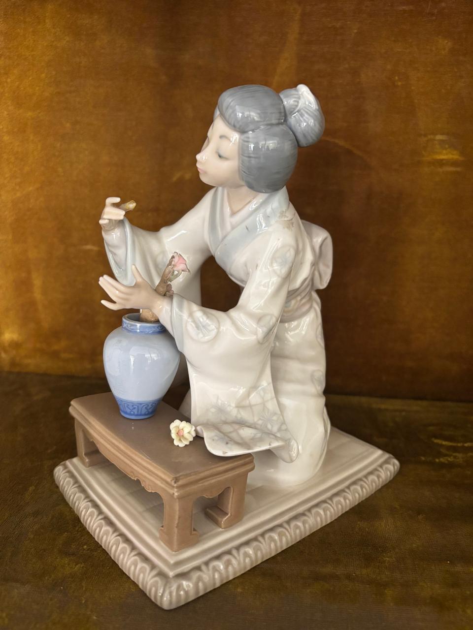 Lladro "Japanese girl decorating": R6,000