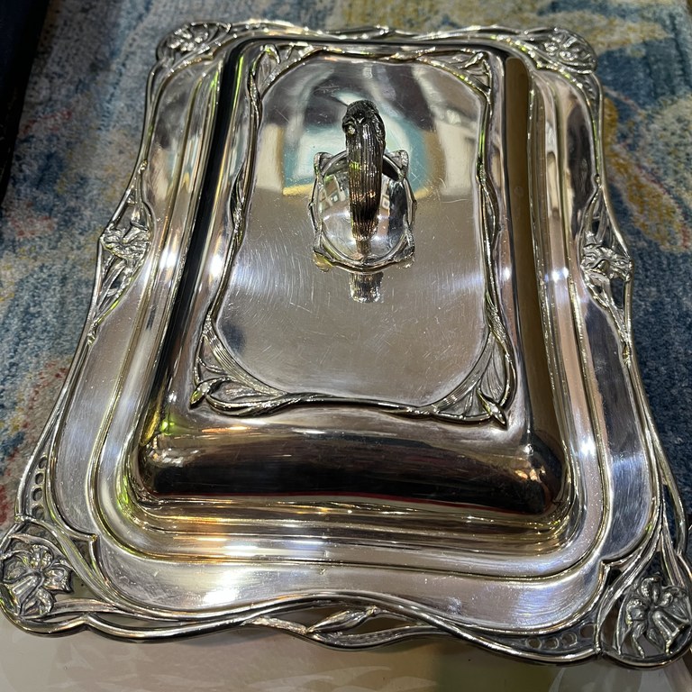 William Hutton & Sons Art Nouveau silver plated serving dish: R3,500