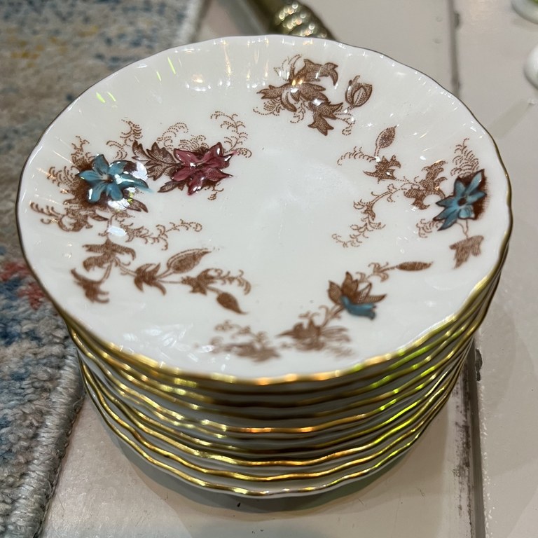 Set of 10 Minton Ancestral porcelain bread & butter plates: R1,500