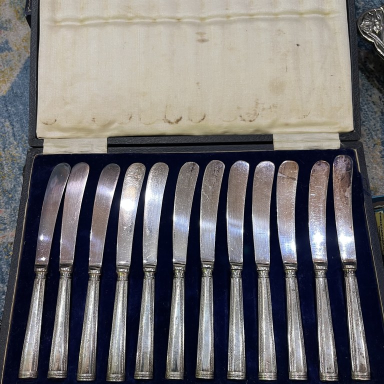 Henry Hobson & Sons hallmarked silver butter knives: R6,000