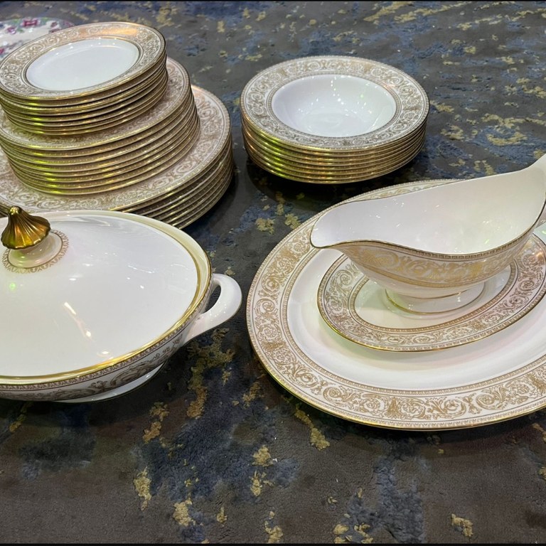 Royal Doulton Sovereign dinner set: R14,000