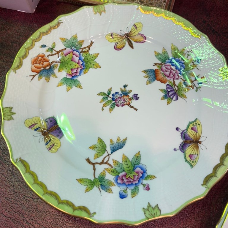 Herend Queen Victoria dinner plate: R4,200