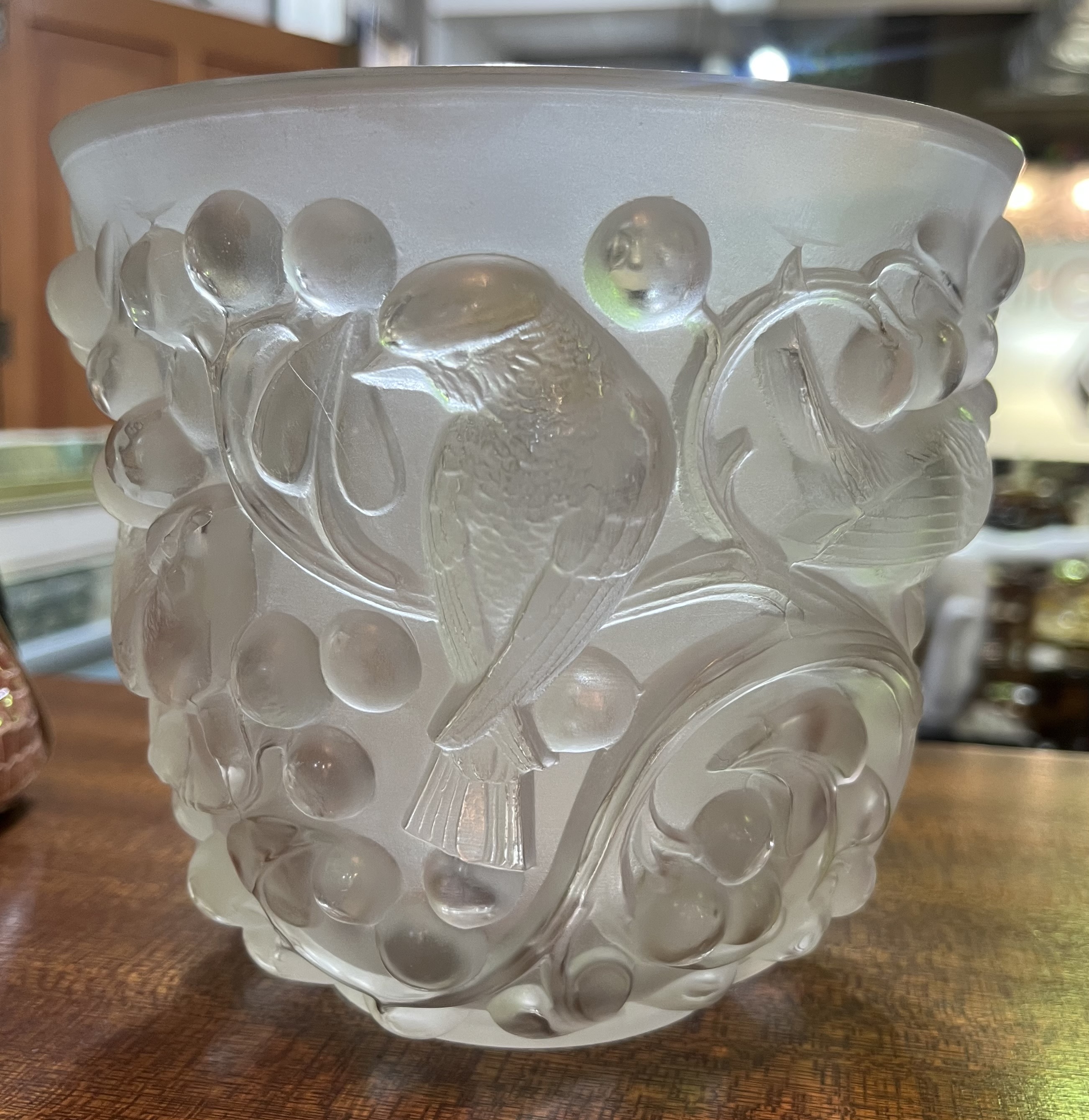 Lalique Avallon vase in frosted glass - Sparrow bird