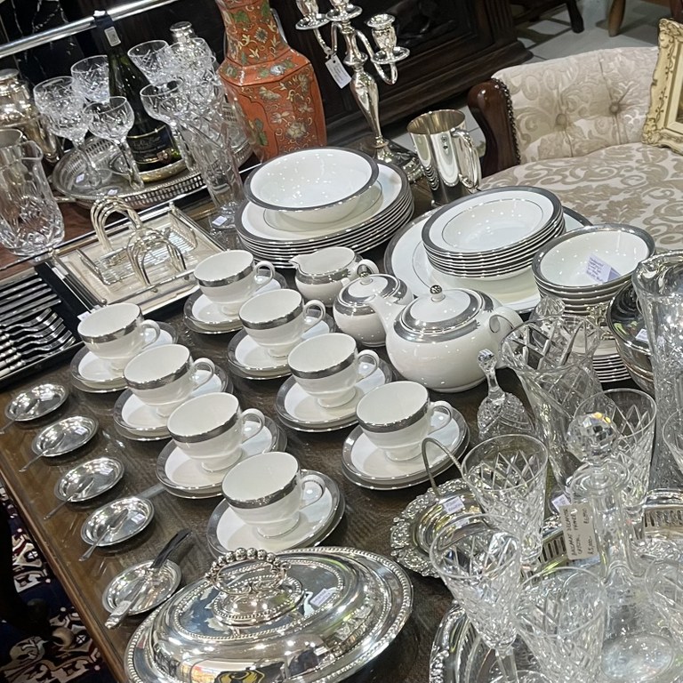 Wedgewood Metropolis 61-piece dinner set