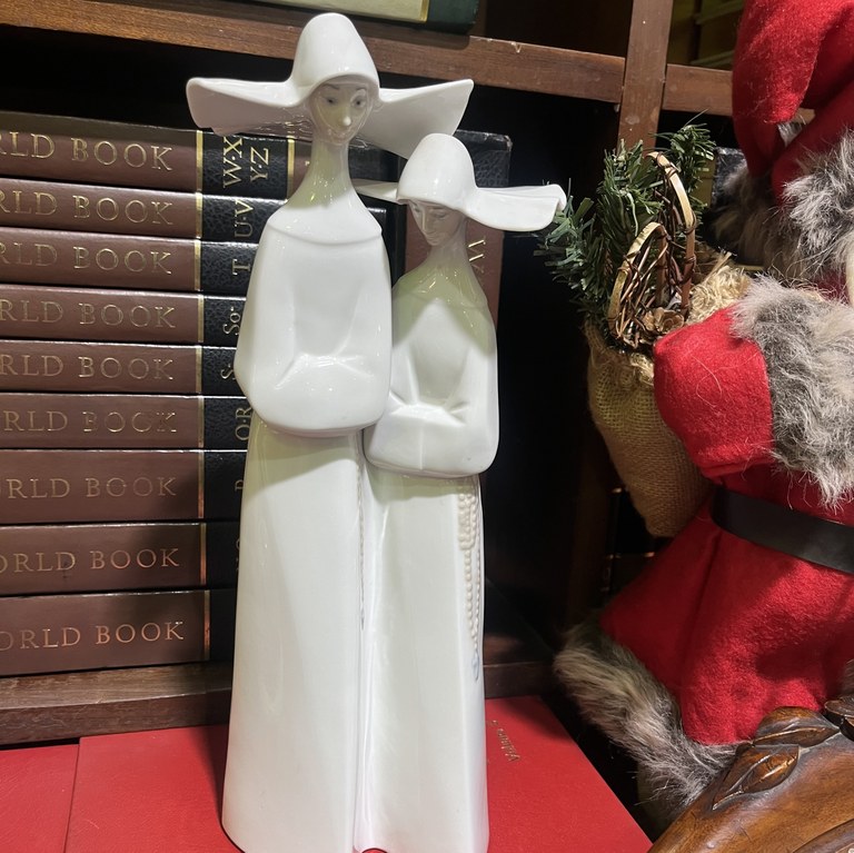 Lladro Praying nuns: R5,500
