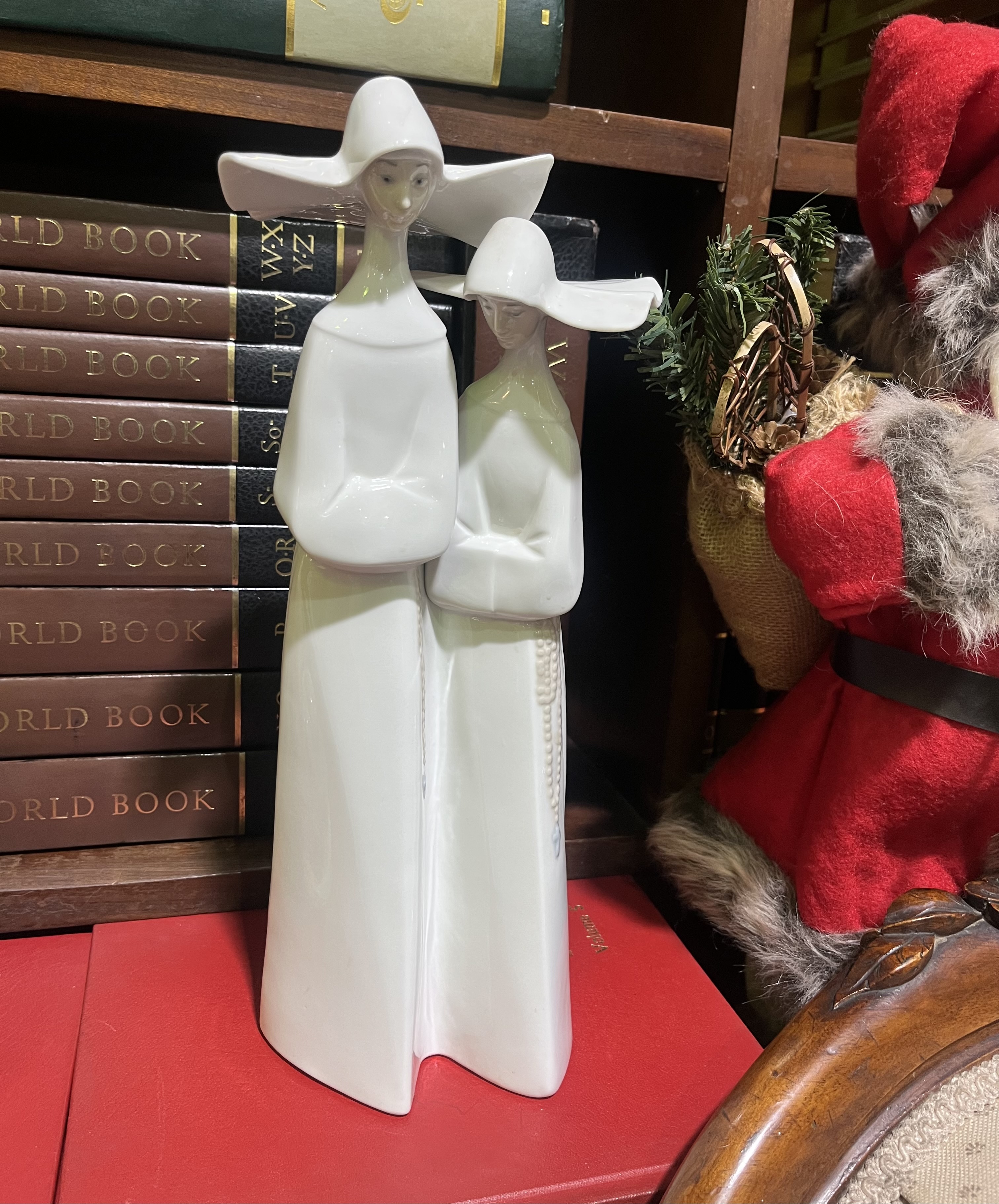 Lladro Praying nuns: R5,500