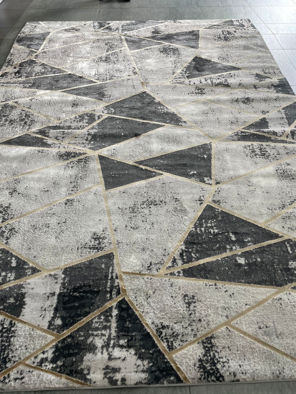 Modern rug 337x240: R19,999