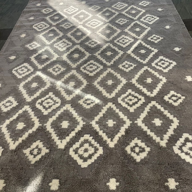 Modern rug 343x240: R9,999