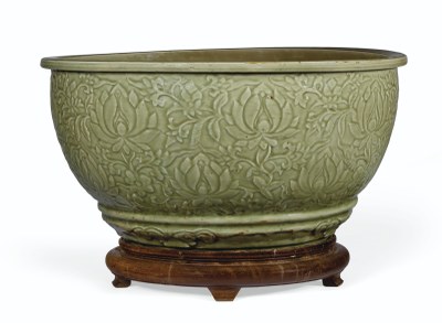 A CHINESE CARVED LONGQUAN CELADON JARDINIÈRE