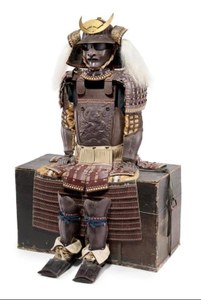 A FINE RUSSET-IRON UCHIDASHI (REPOUSSÉ) ARMOR