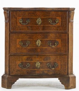 A SPANISH WALNUT COMMODE 18th Century
