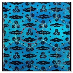 Cintamani symbol on top of the double line Cloud band