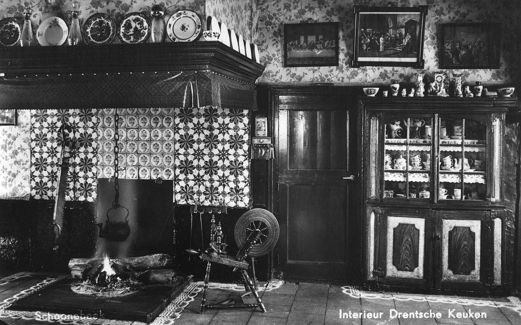 Sandpainting on the tiled floor (on the wall are handpainted decorated tiles)