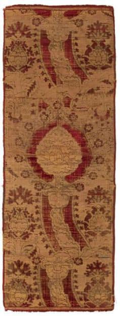 Gothic velvet, Italy, 16th century, red velvet background, yellow gold woven decoration of knotty posts with pomegranate in ribbons of flowers and artichokes (wear). Has a damaged label on the back: Comitato Italia Francia / Mostra d'Arte Italiano A Parigi. Proprietario: Stick. Pisa - SA Leonardo Firenze - Strescia Vell xxxx e Giallo Brocc. Oro. Inventario n ° 356. 1.47 x 0.56 m. Former Charles Ratton collection. Estimate 150 - 200 EUR. SOLD for 1,400 EUR