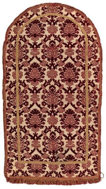 Chiseled velvet panel, Italy, Florence, 16th century, cream background with gold grid, red decoration of pomegranates exploded in a network of ribbons, gold braid (winding composed of old elements). To compare with: Isabelle Errera, Collection d'Anciennes Étoffes, p. 136, n ° 279 - Doretta Davanzo Poli, Tessuti Antichi, Musei Civici Veneziani, p. 57, n ° 39 - Doretta Davanzo Poli, Seta & Oro, La Collezione Tissile di Mariano Fortuny, pp. 26 & 27, n ° 18. 1, 53 x 0, 82 m. Former Charles Ratton collection. Estimate 300 - 500 EUR. SOLD for 6,200 EUR